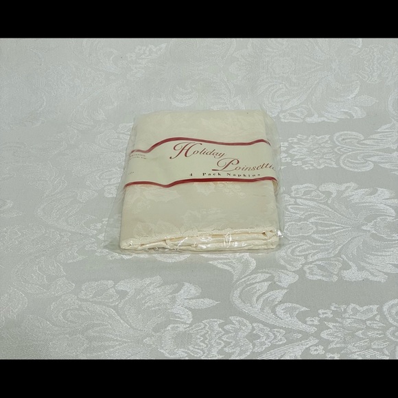 Holiday Poinsettia Napkins. 4 total napkins. - Picture 3 of 5